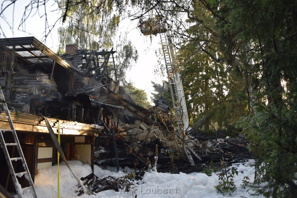 Grossfeuer Einfamilienhaus Siegburg Muehlengrabenstr P1068.JPG - Miklos Laubert